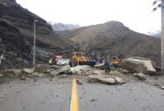 ریزش کوه بخشی از جاده چالوس را تخریب کرد