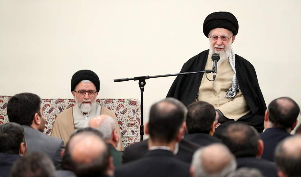 تنها راه‌حل مشکلات، پایبندی به مبانی انقلاب است