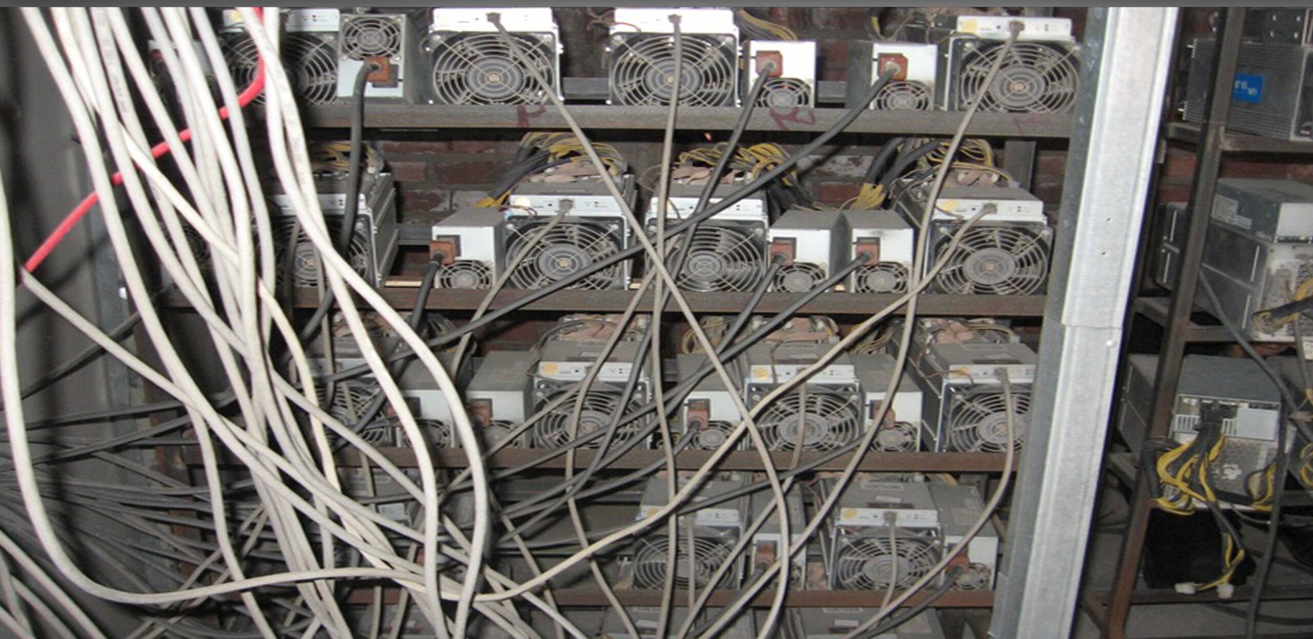 کشف استخراج غیرمجاز ارز دیجیتال در گلخانه‌ای در محمودآباد