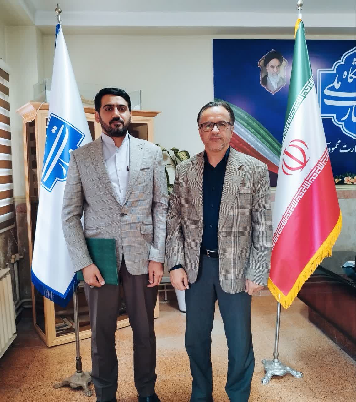 تقدیر رئیس دانشکده ملی مهارت محمودآباد از محسن یوسفی مسئول روابط عمومی به مناسبت روز ارتباطات و روابط عمومی