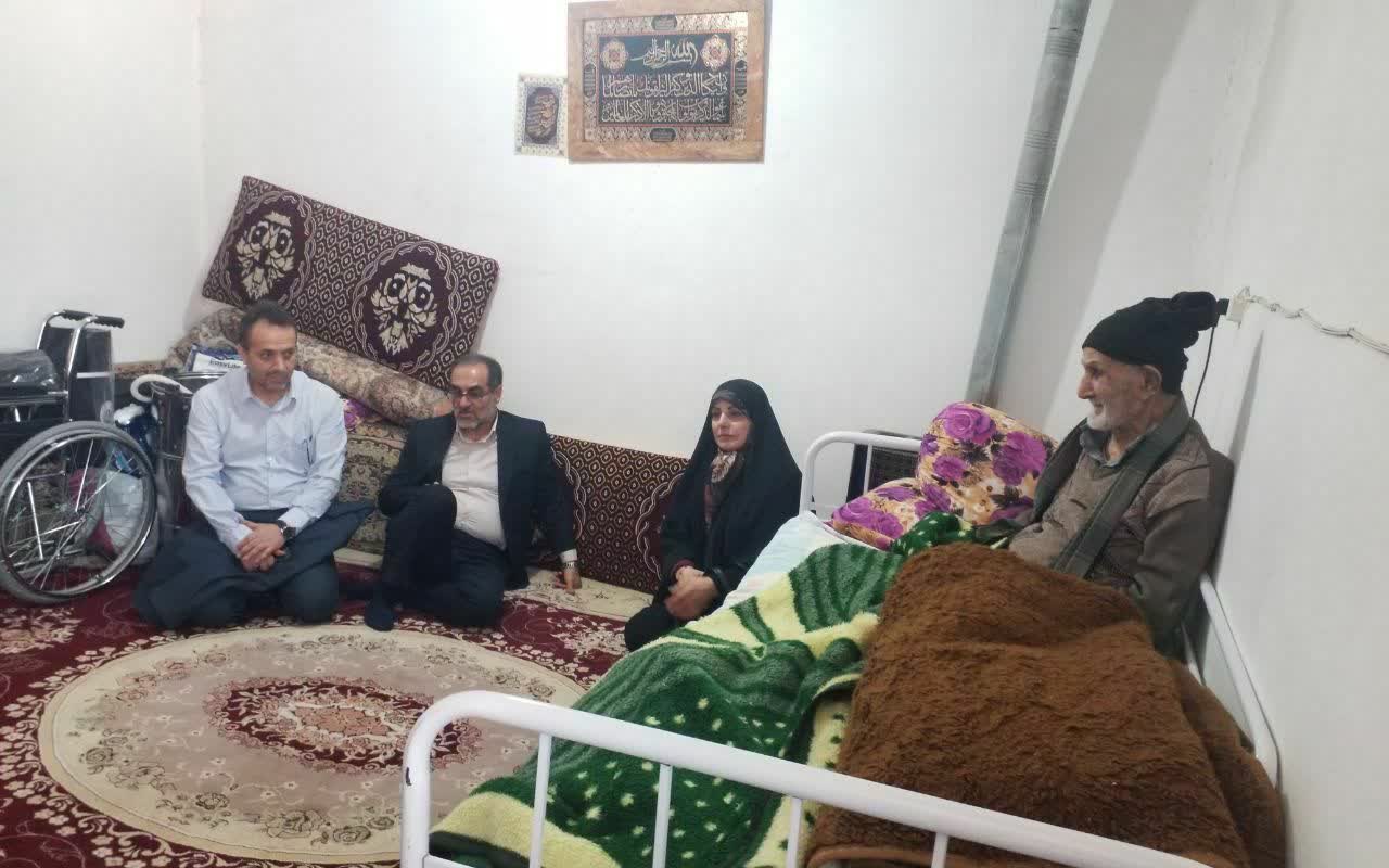 عیادت مدیر کل بنیاد مازندران از پدر شهید قلی زاده در بابل