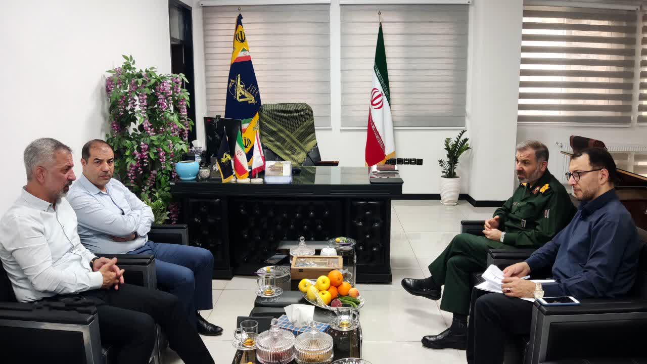 نشست سردار سیاوش مسلمی، رئیس هیئت کشتی بسیج کشور و فرمانده سپاه کربلا، با امید شایگان، رئیس هیئت کشتی مازندران