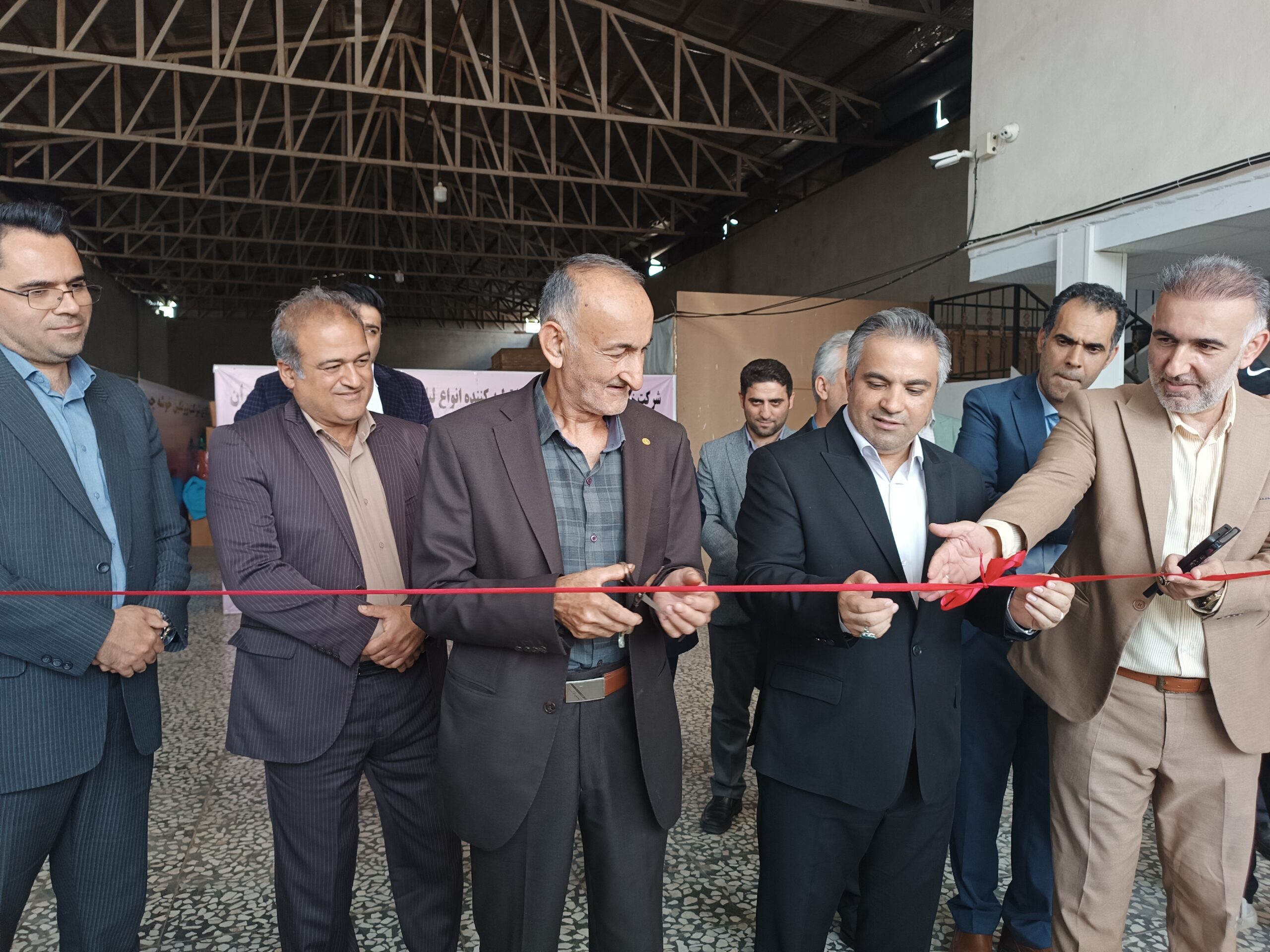 افتتاح شرکت زرنگین در قائمشهر: تولید اولین لباس‌های بارانی نایلونی در ایران