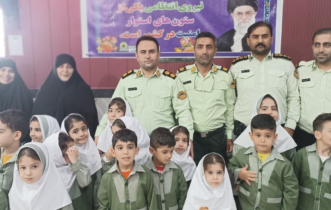 بازدید دانش آموزان به مناسبت هفته نیروی انتظامی از کلانتری یازده شهرستان قائمشهر